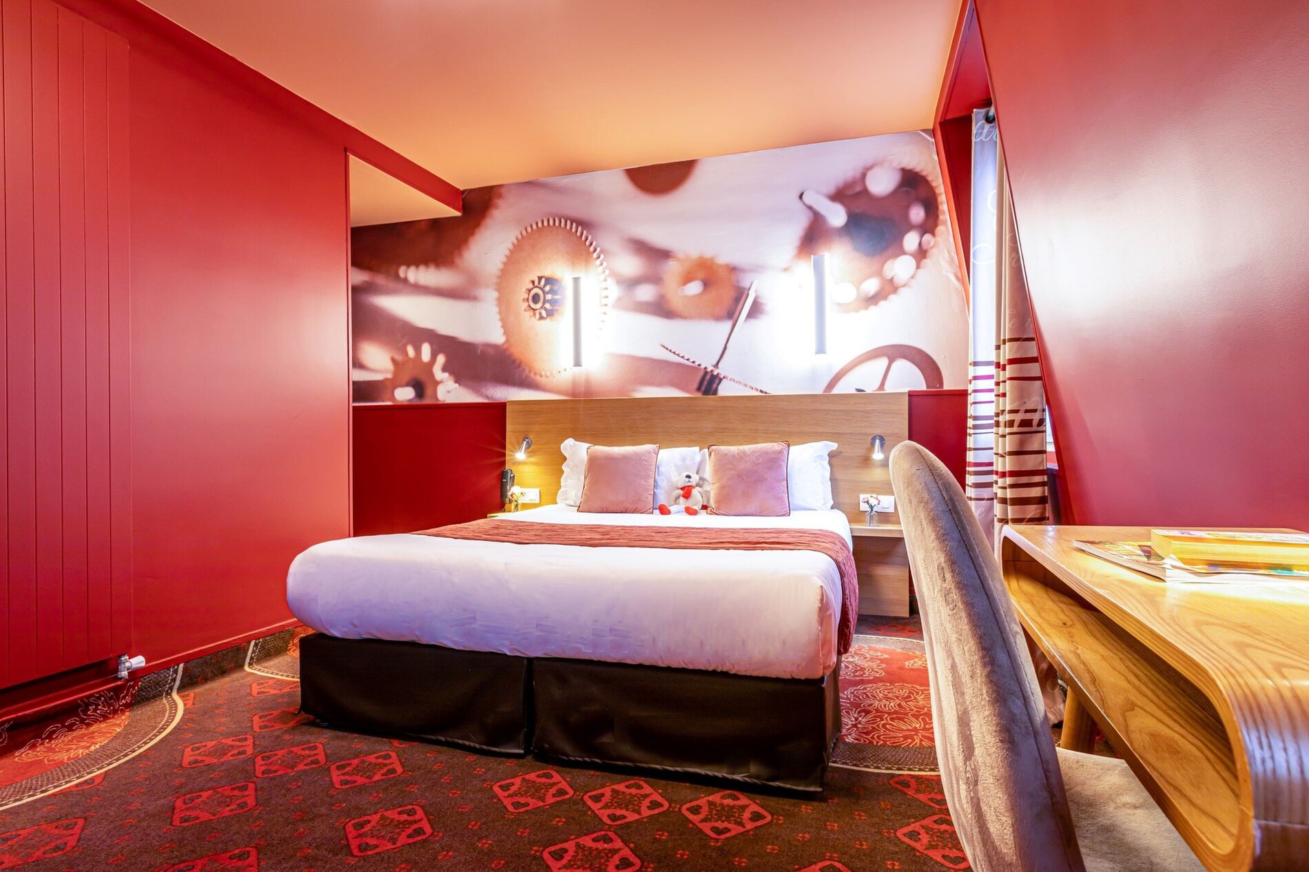 Chambre pour 2 adultes et 1 enfant avec lit double et canapé-lit à l'hôtel Ariane Montparnasse, situé dans le 14e arrondissement de Paris, à proximité de la Tour Montparnasse et des Catacombes.