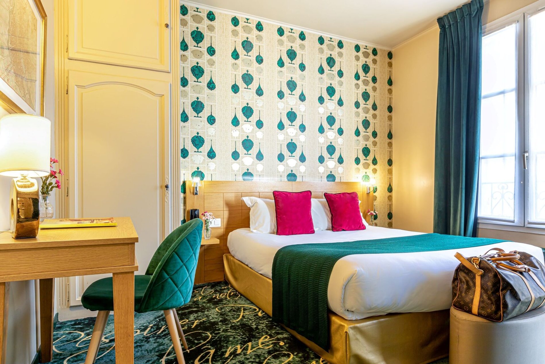 Chambre Baudelaire à l'Hôtel Romance Malesherbes, Paris 17ème, avec une décoration élégante en turquoise et fuchsia. Proche de l'Arc de Triomphe, Champs-Elysées, et Parc Monceau.