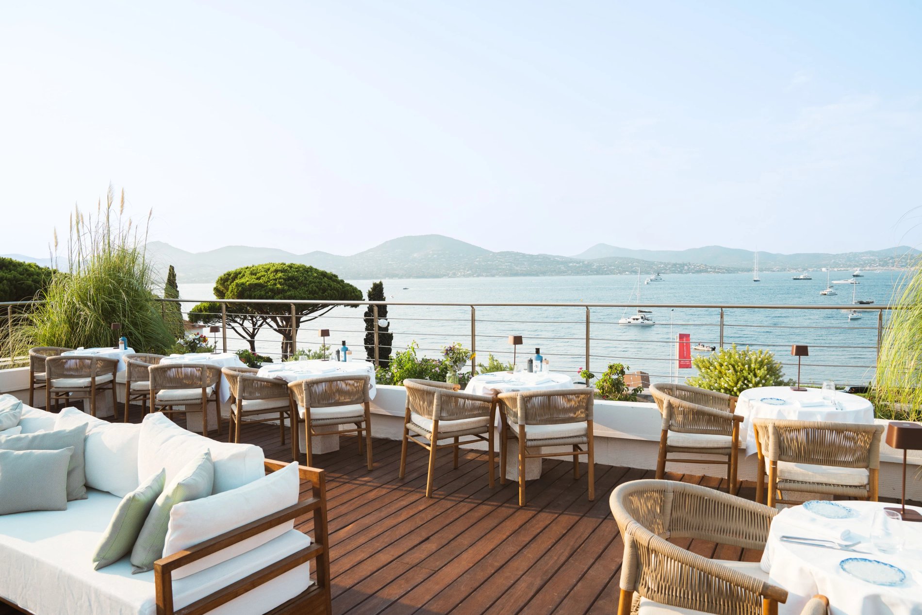 于圣特罗佩Alta餐厅屋顶,伴随海景享用开胃酒。