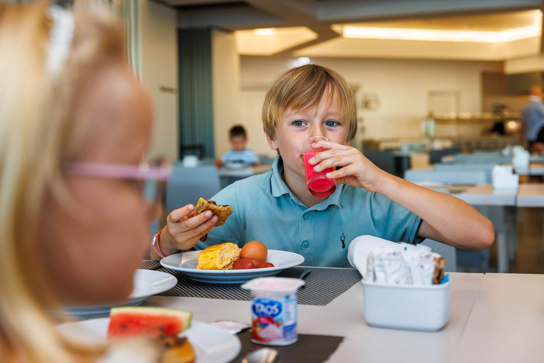 Enfants prenant le petit-déjeuner au buffet de l’Hôtel Jupiter Albufeira