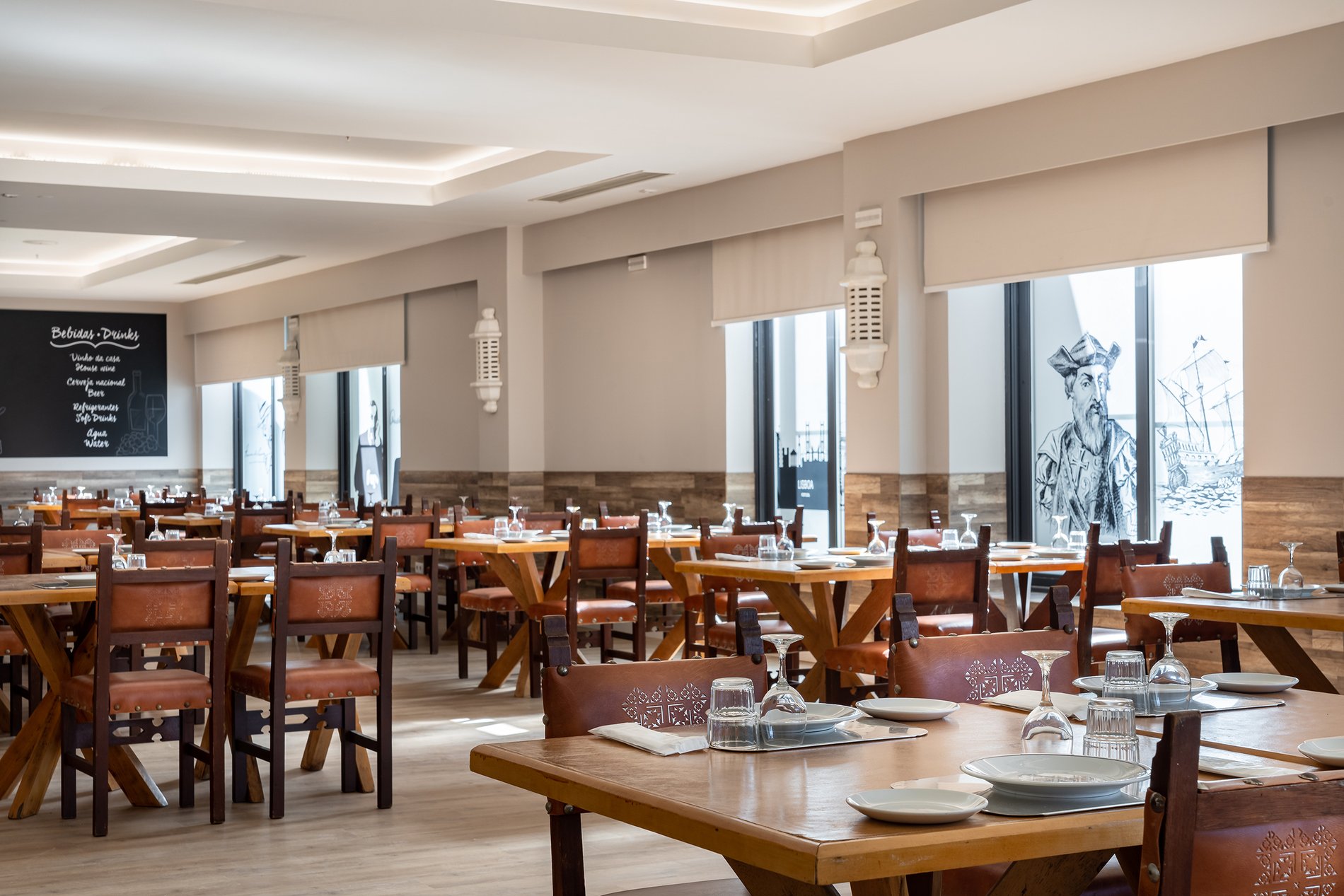 Espace et tables dressées avec des plats typiquement brésiliens au restaurant Taberna de l’Hôtel Jupiter Albufeira