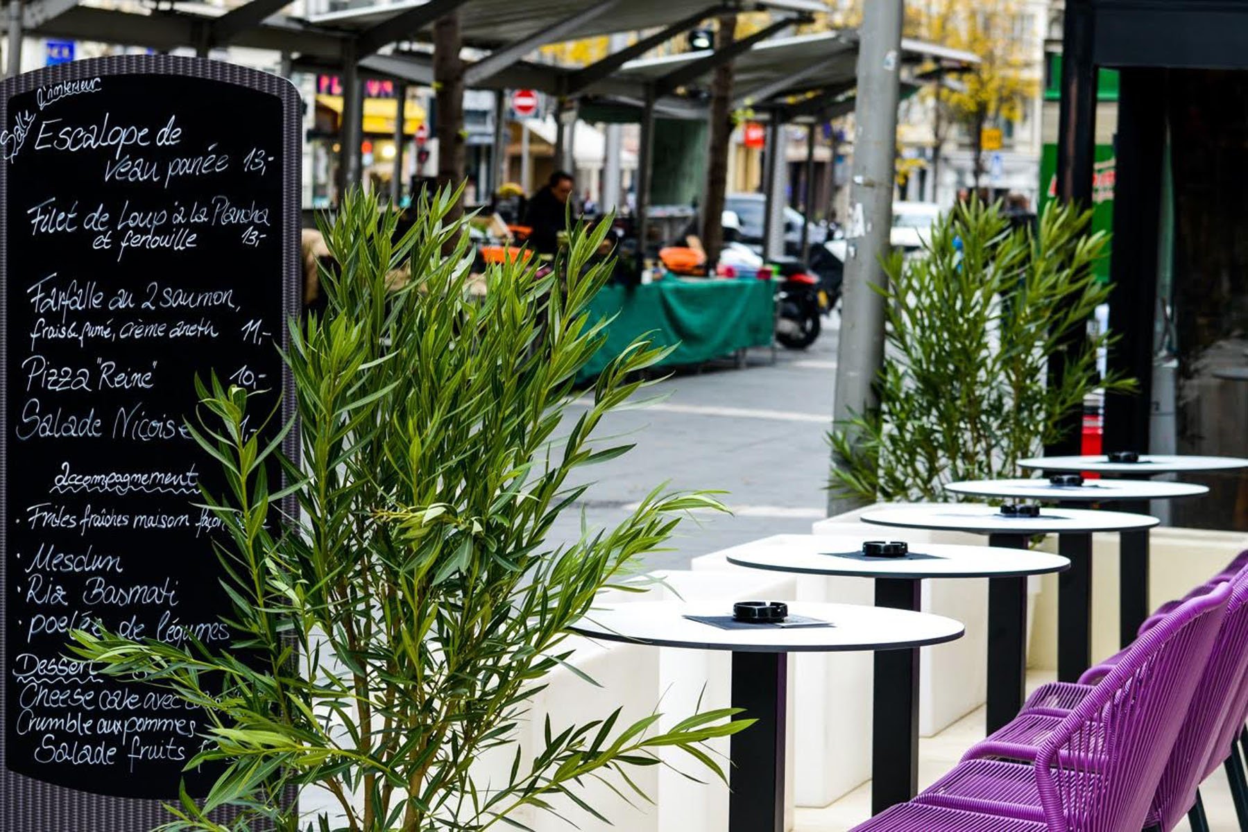 Terrasse du restaurant de l’Hôtel & Appartements Monsigny à Nice, avec menu ardoise et ambiance chaleureuse.