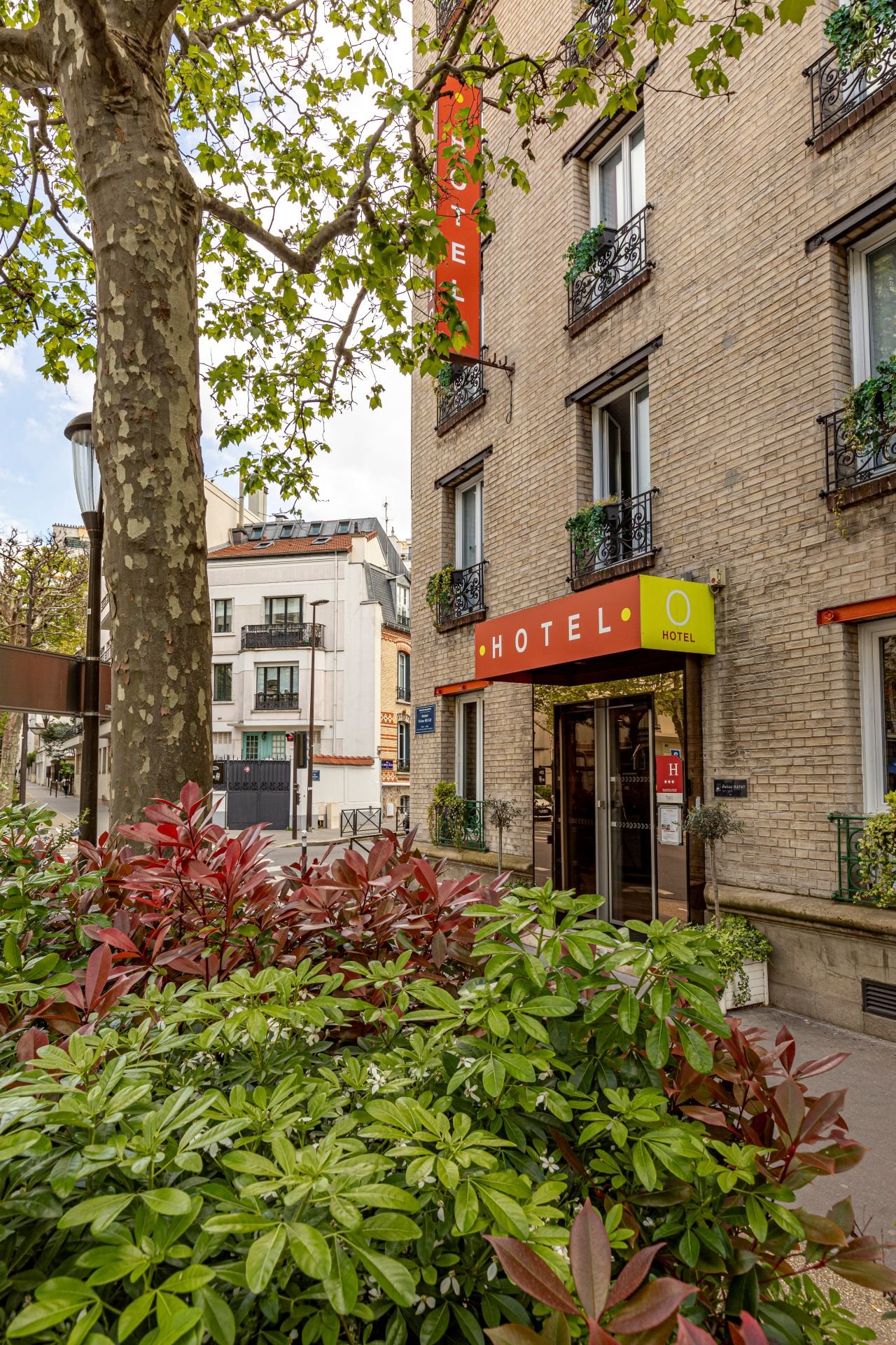 Façade de l'hôtel Olympic à Boulogne-Billancourt, à proximité du Trocadéro et des Champs-Elysées.