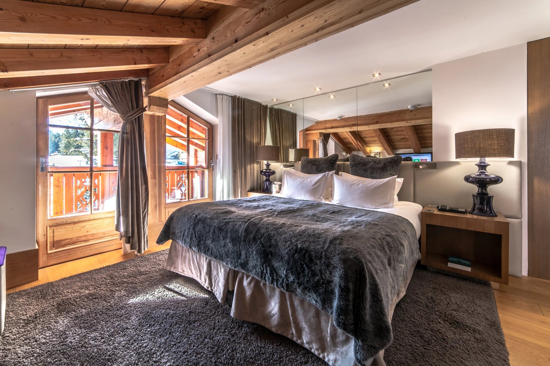 Chambre de luxe de l’Hôtel Le Strato avec balcon et vue sur les montagnes