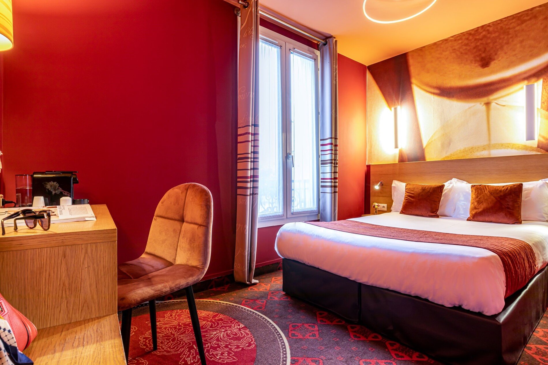 Chambre Confort de l'hôtel Ariane Montparnasse dans le 14e arrondissement, avec un décor chaleureux, proche du Jardin du Luxembourg et des Catacombes