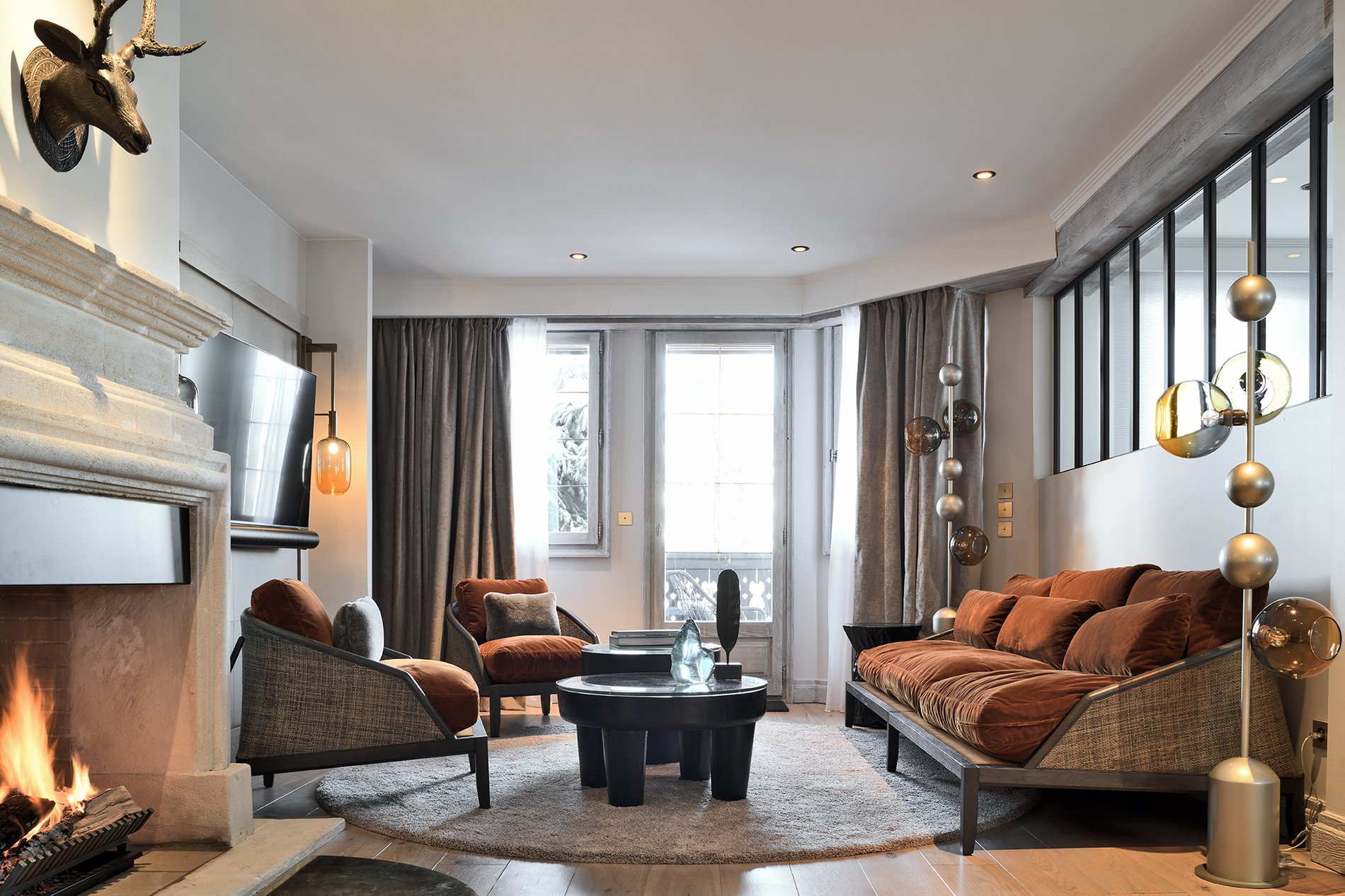 Salon cosy de l’hôtel Le Strato avec cheminée et décoration contemporaine