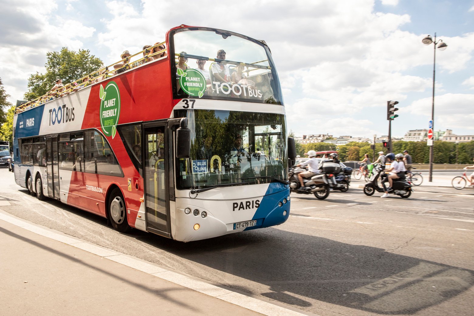 Tour en bus panoramique Tootbus passant par le Louvre à Paris