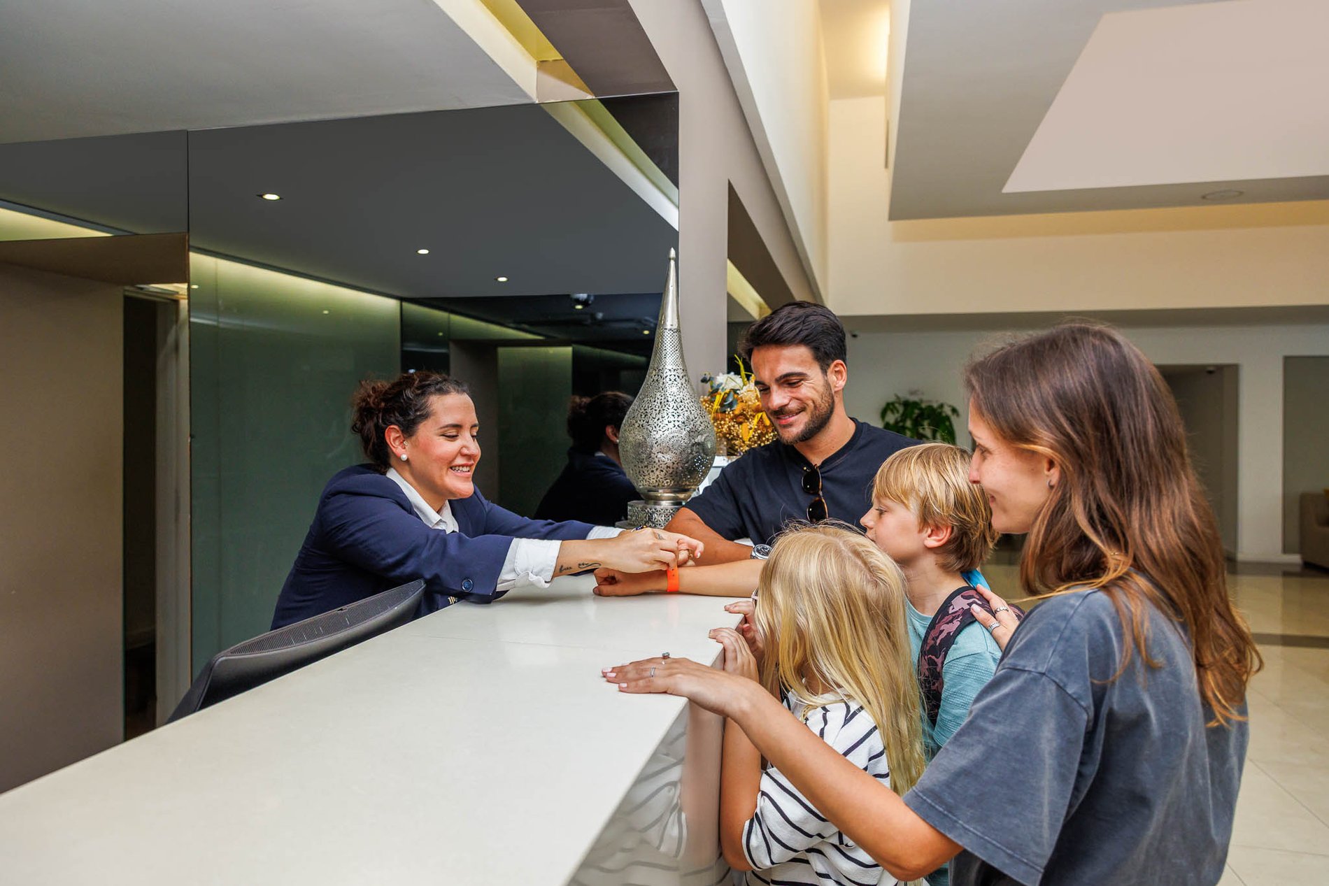 Famille en train de faire le check-in à l’hôtel tout compris Jupiter Albufeira