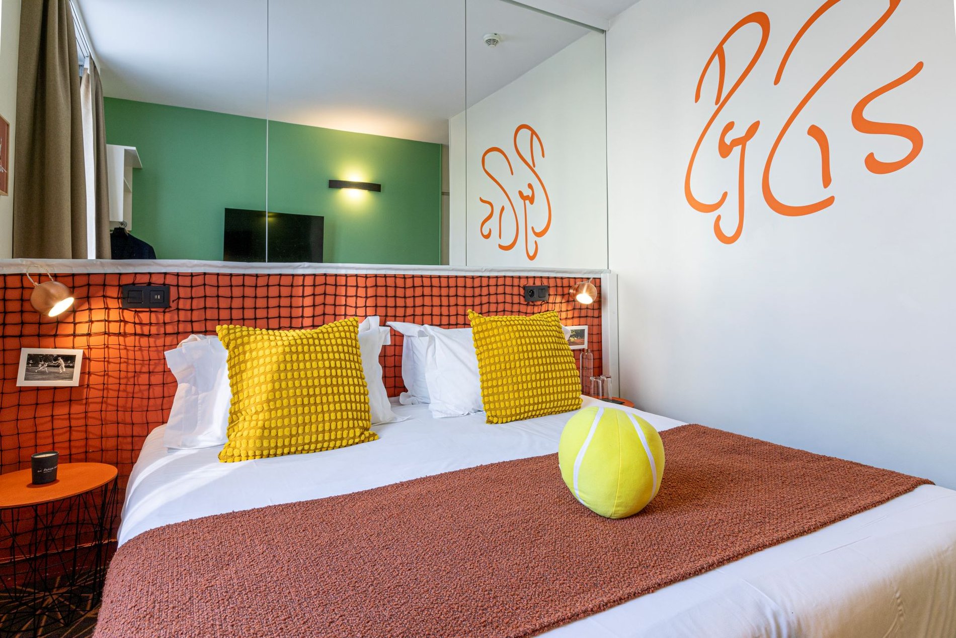Chambre supérieure avec lit double à l'hôtel Olympic à Boulogne-Billancourt, près de Roland-Garros et du Parc des Princes.