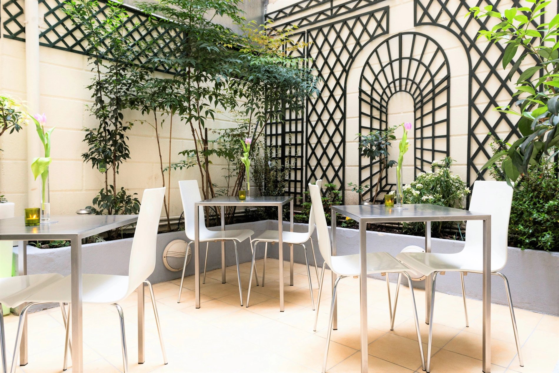 Charmant patio de l'Hôtel Glasgow Monceau dans le 17e arrondissement de Paris, idéal pour se détendre après une visite du Parc Monceau ou des Champs-Elysées.