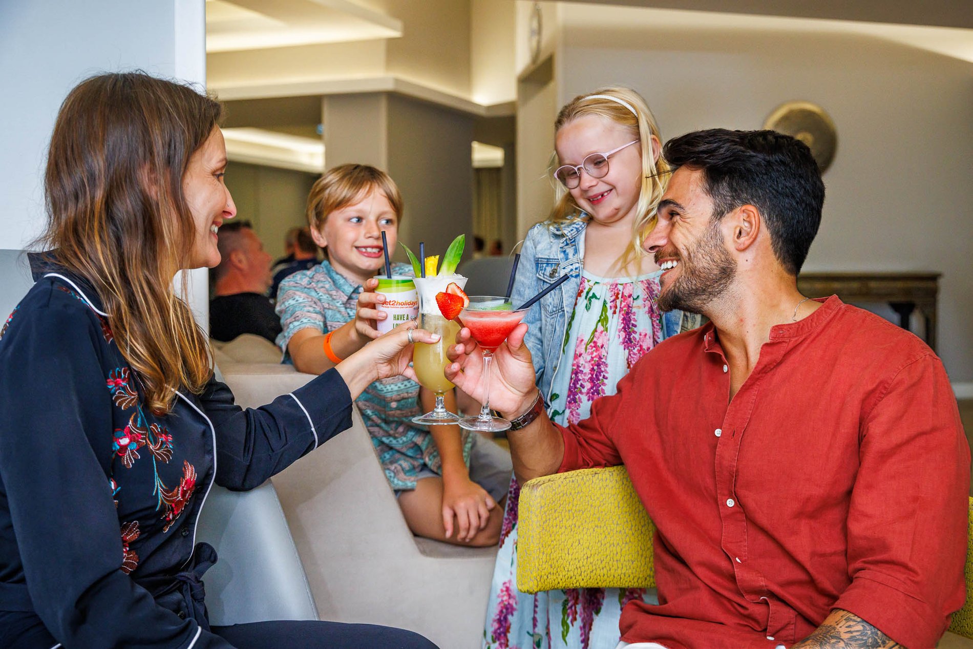 Famille prenant des boissons et discutant au bar de l’Hôtel Jupiter Albufeira