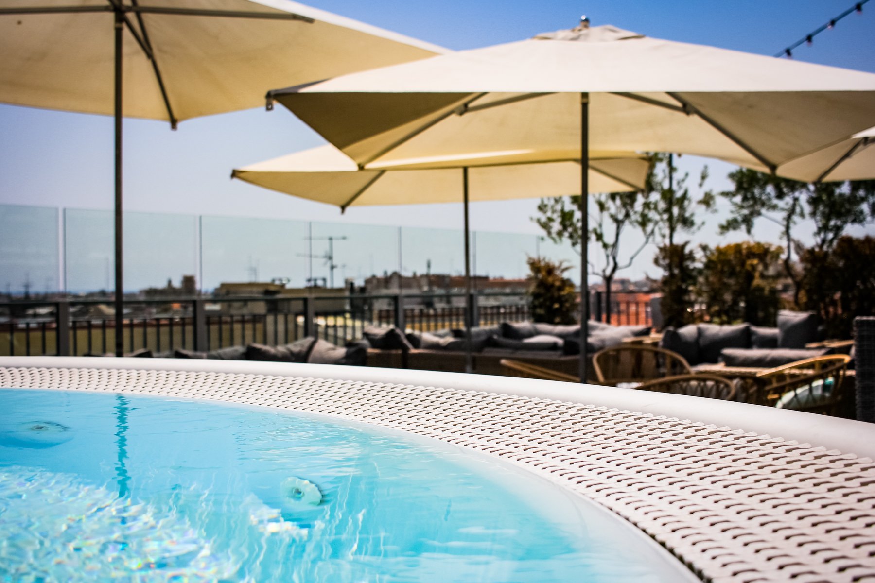 Rooftop jacuzzi at Hôtel & Appartements Monsigny with parasols and jucazzi