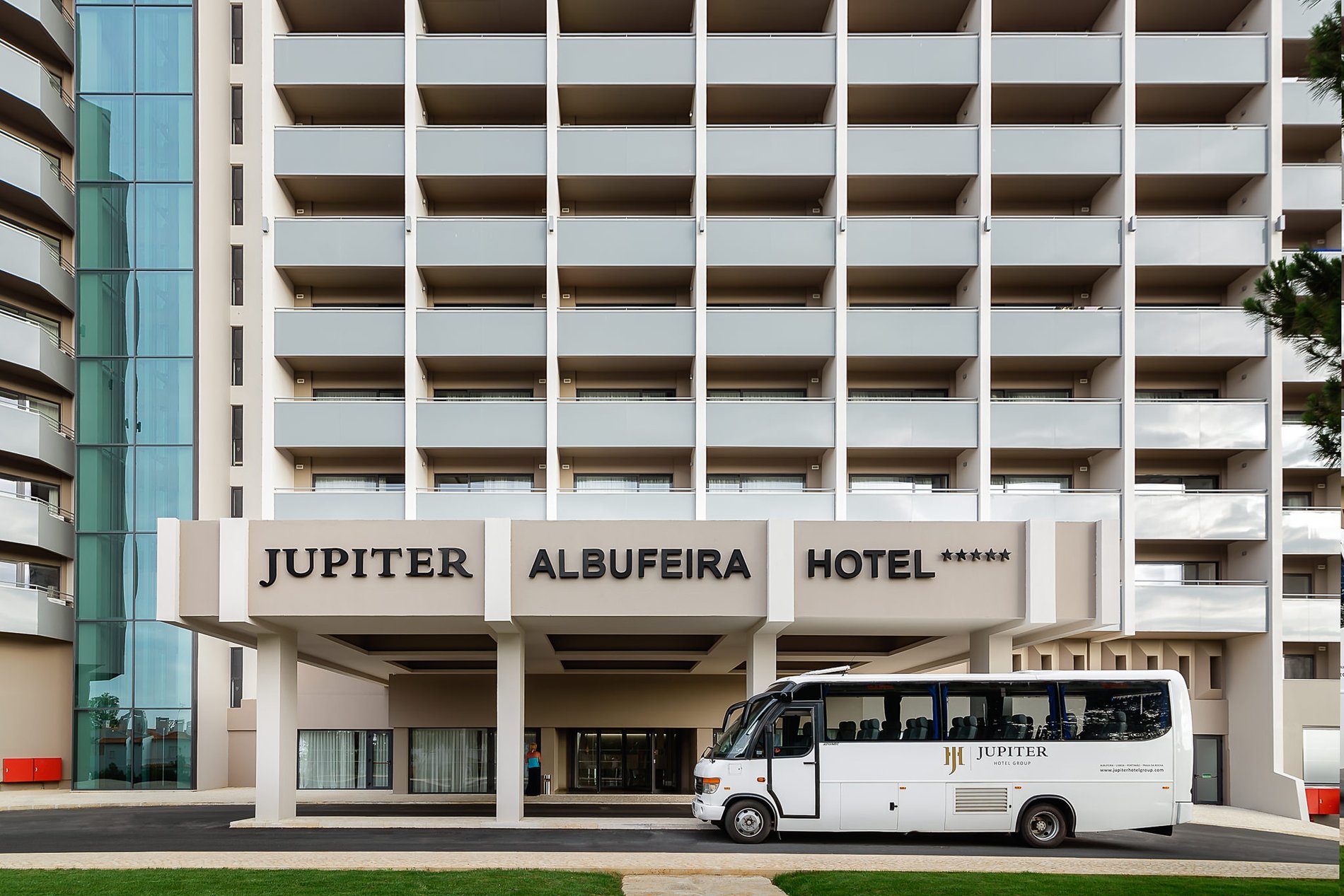 Bus im Eingangsbereich des Jupiter Albufeira Hotels
