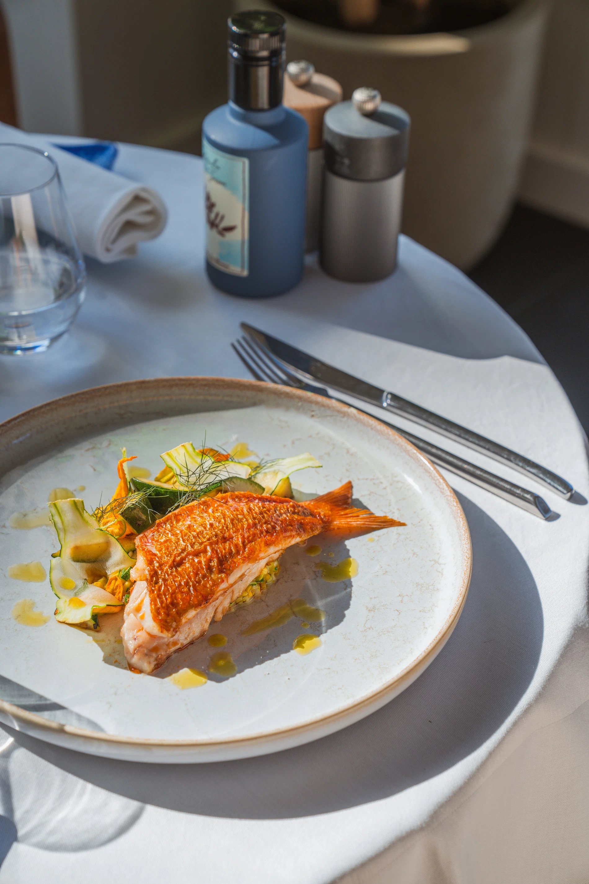 在Kube圣特罗佩Alta屋顶餐厅,于日落时分享用精致晚餐。