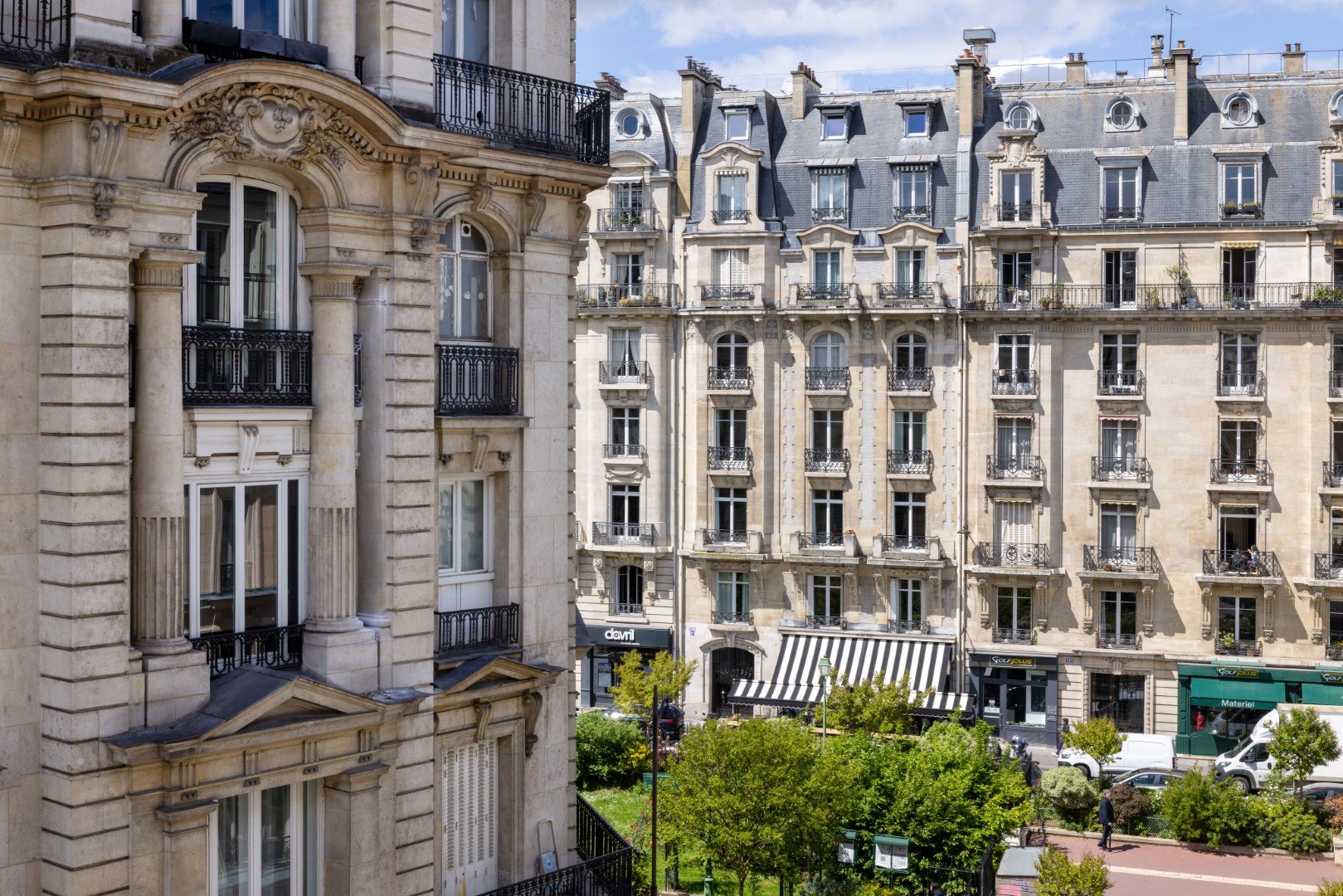 Façade haussmannienne et vue dégagée depuis l'hôtel Le 46 à Paris 17