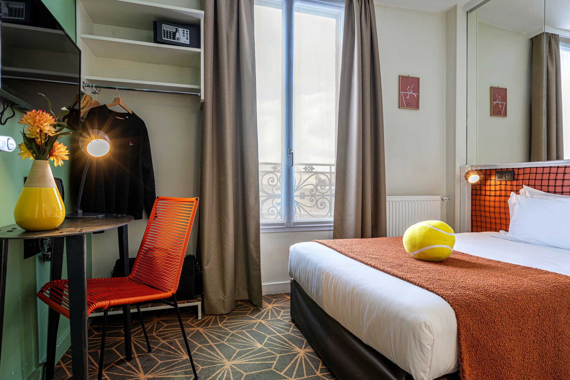 Chambre confortable avec décoration moderne à l'hôtel Olympic à Boulogne-Billancourt, proche de Paris et de la Seine Musicale.