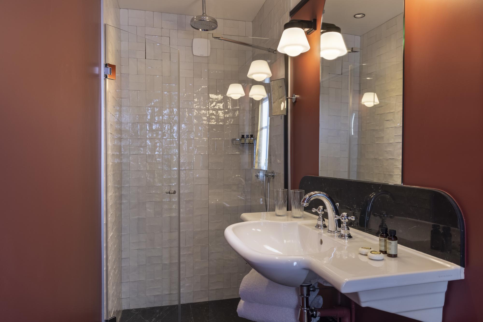 Grand Hotel Chicago Superior Room Bathroom