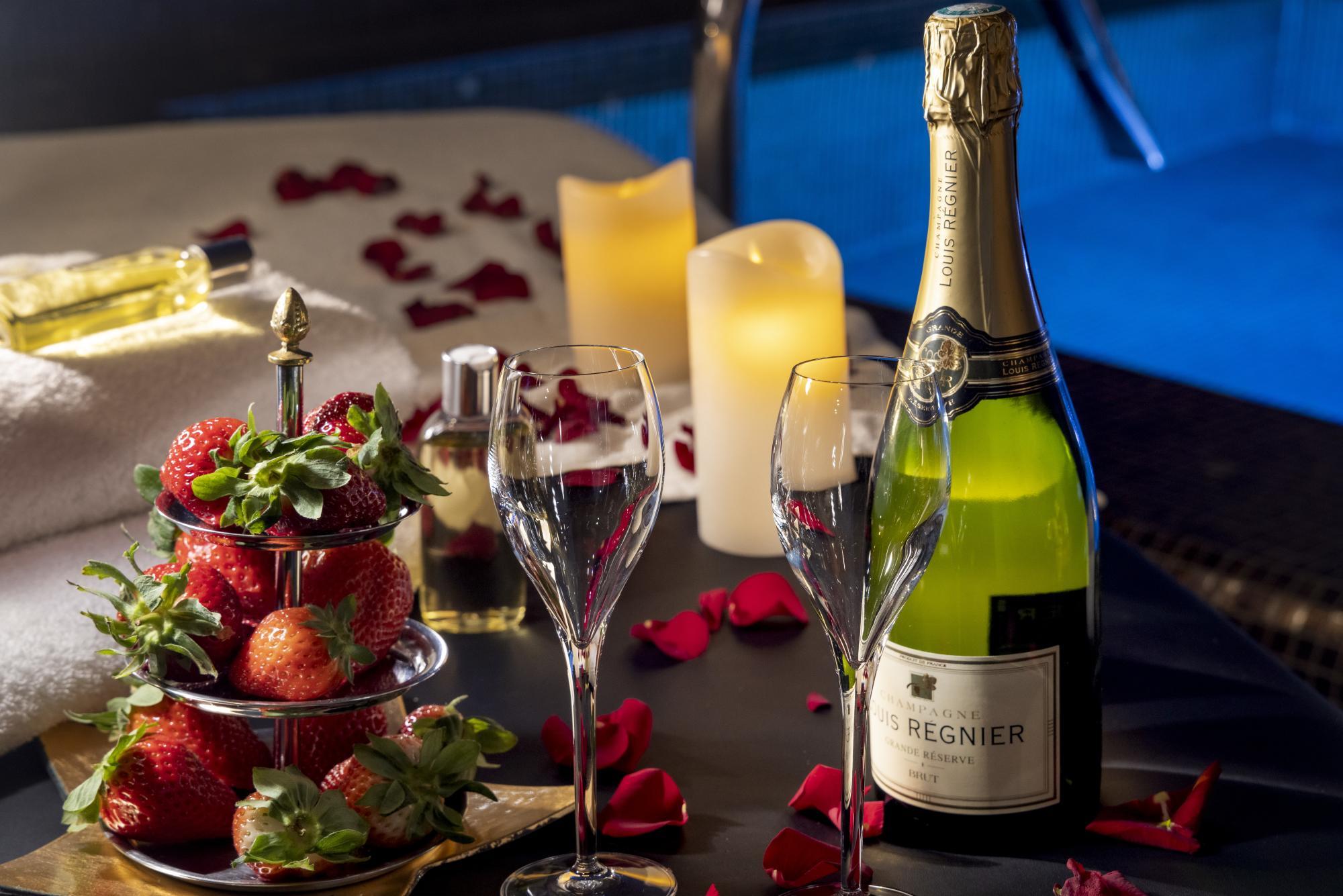 Hotel Da Vinci Honey moon Champagne Fruits Massage Breakfast petals