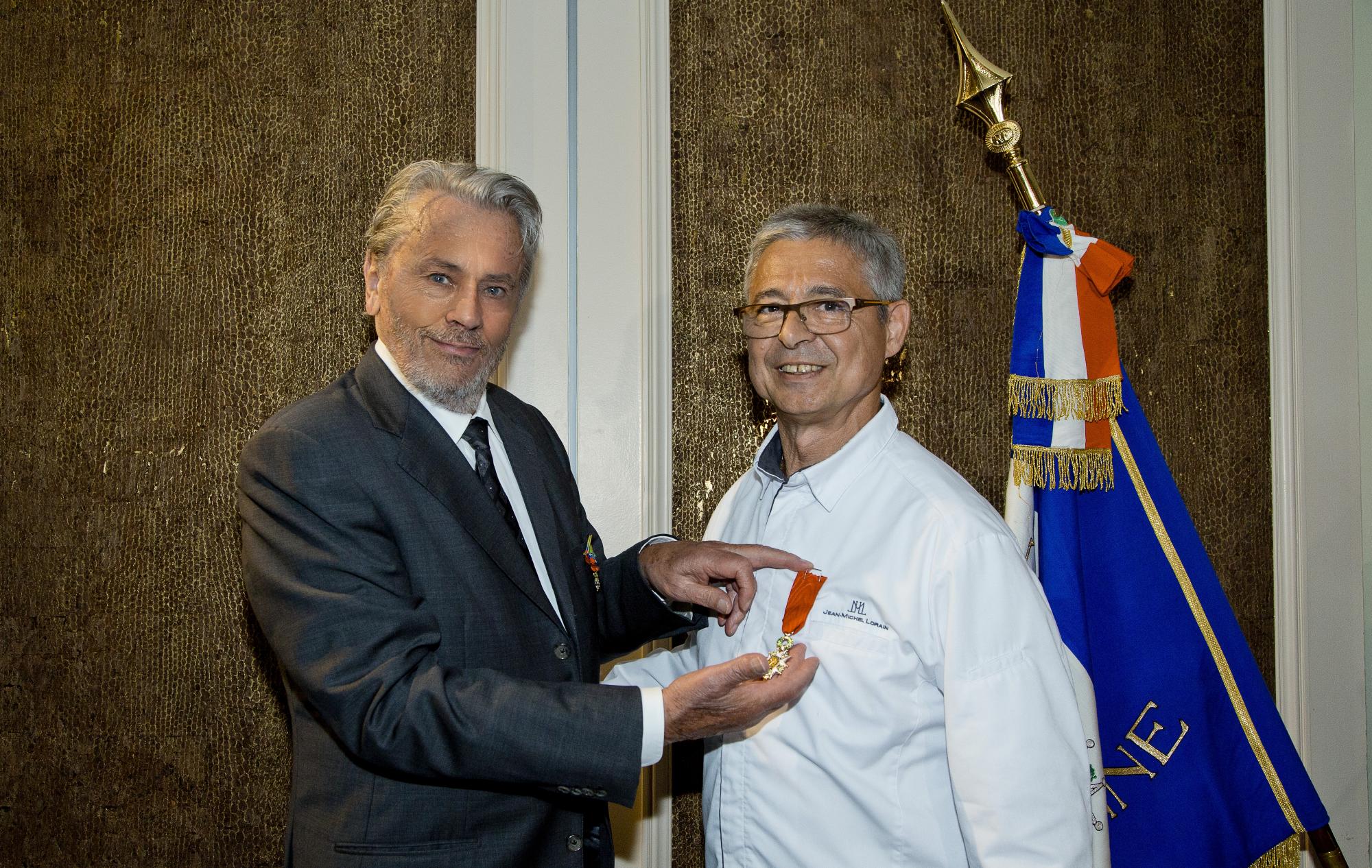 Jean Michel Lorain reçoit la légion d'honneur des mains d'Alain Delon