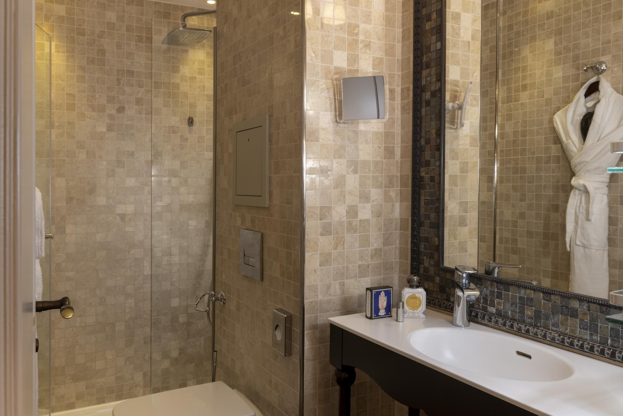Hotel Da Vinci Paris - Superior Room with balcony Bathroom  shower