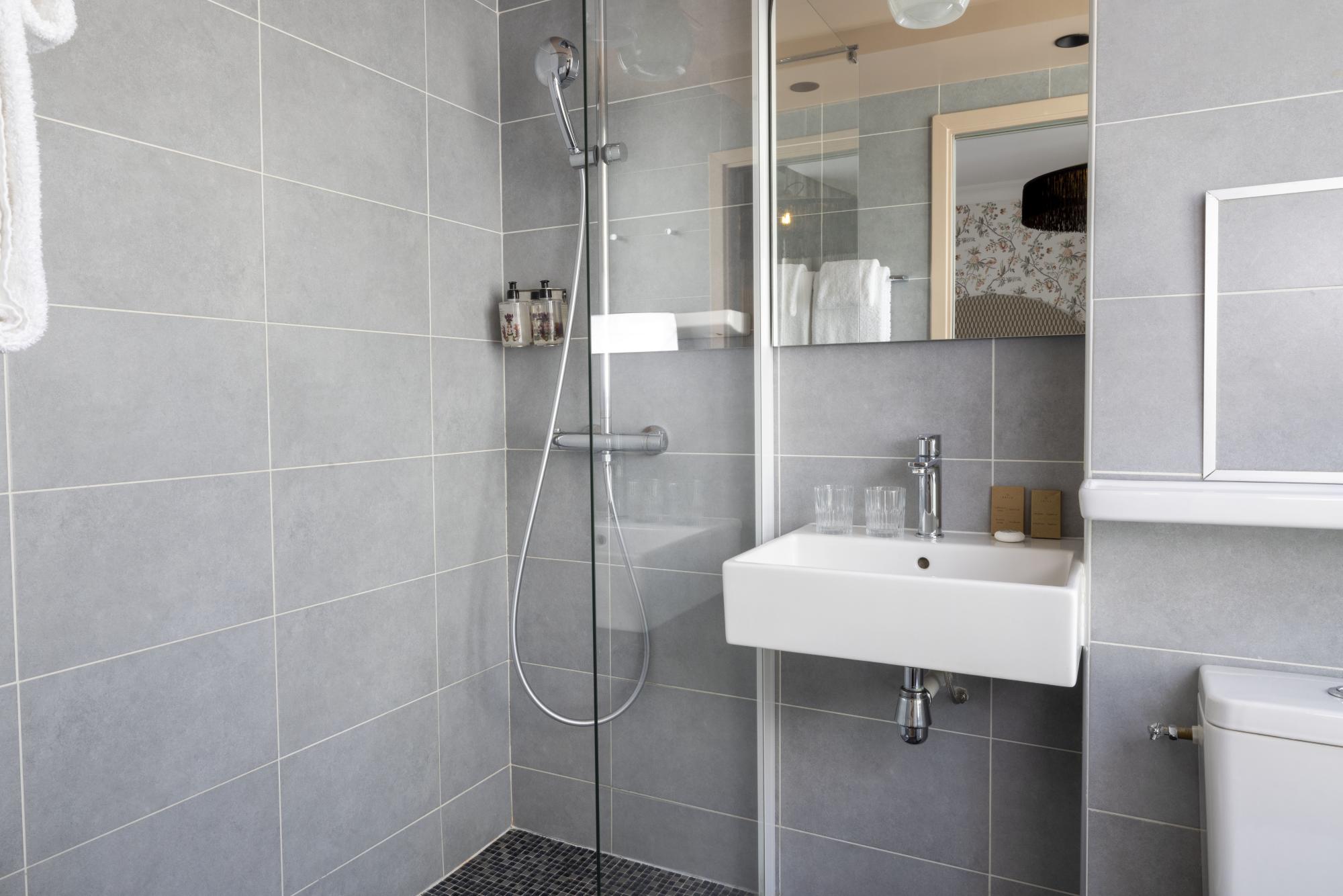 Hotel Bloum | Chambre Classique salle de bain