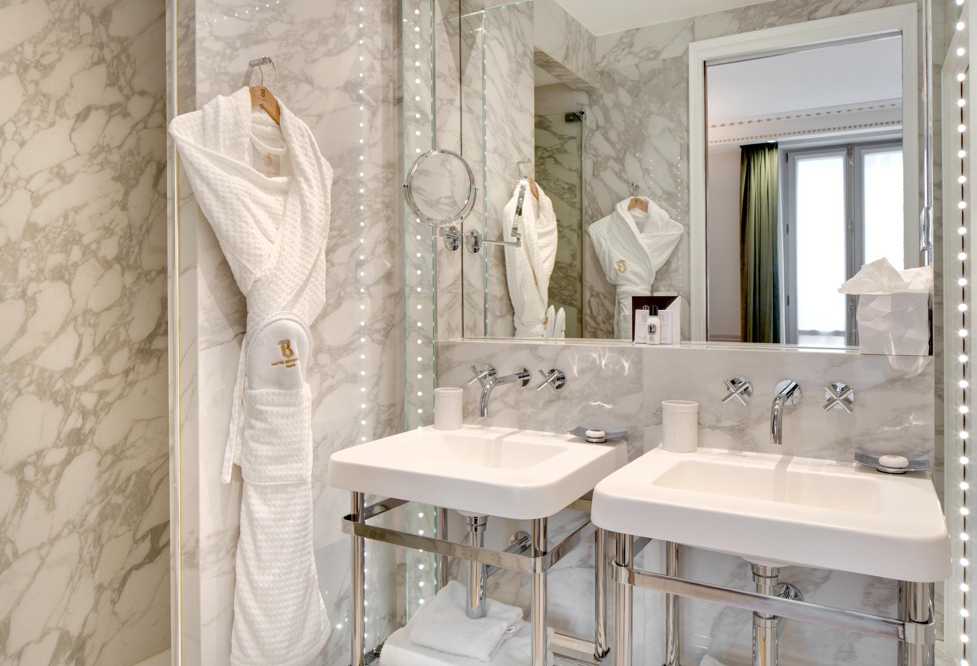 Hôtel Bowmann | Bathroom of the Deluxe room