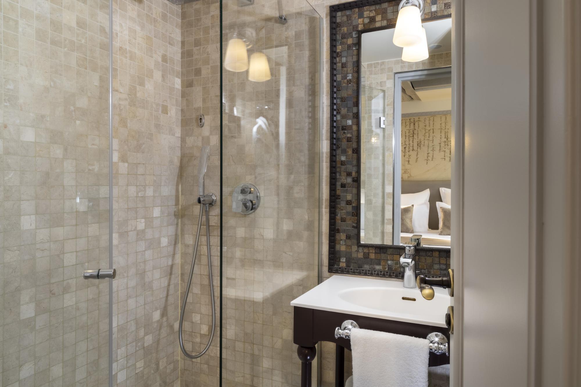 Hotel Da Vinci Paris - Superior Room Bathroom