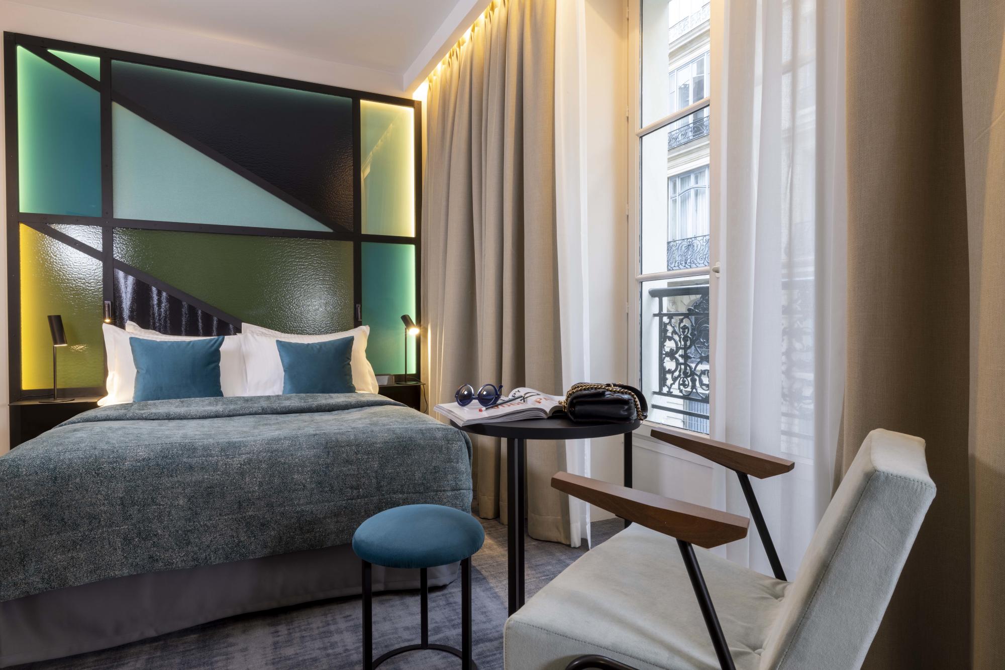 Hôtel Le 12 | Deluxe Room | Bed