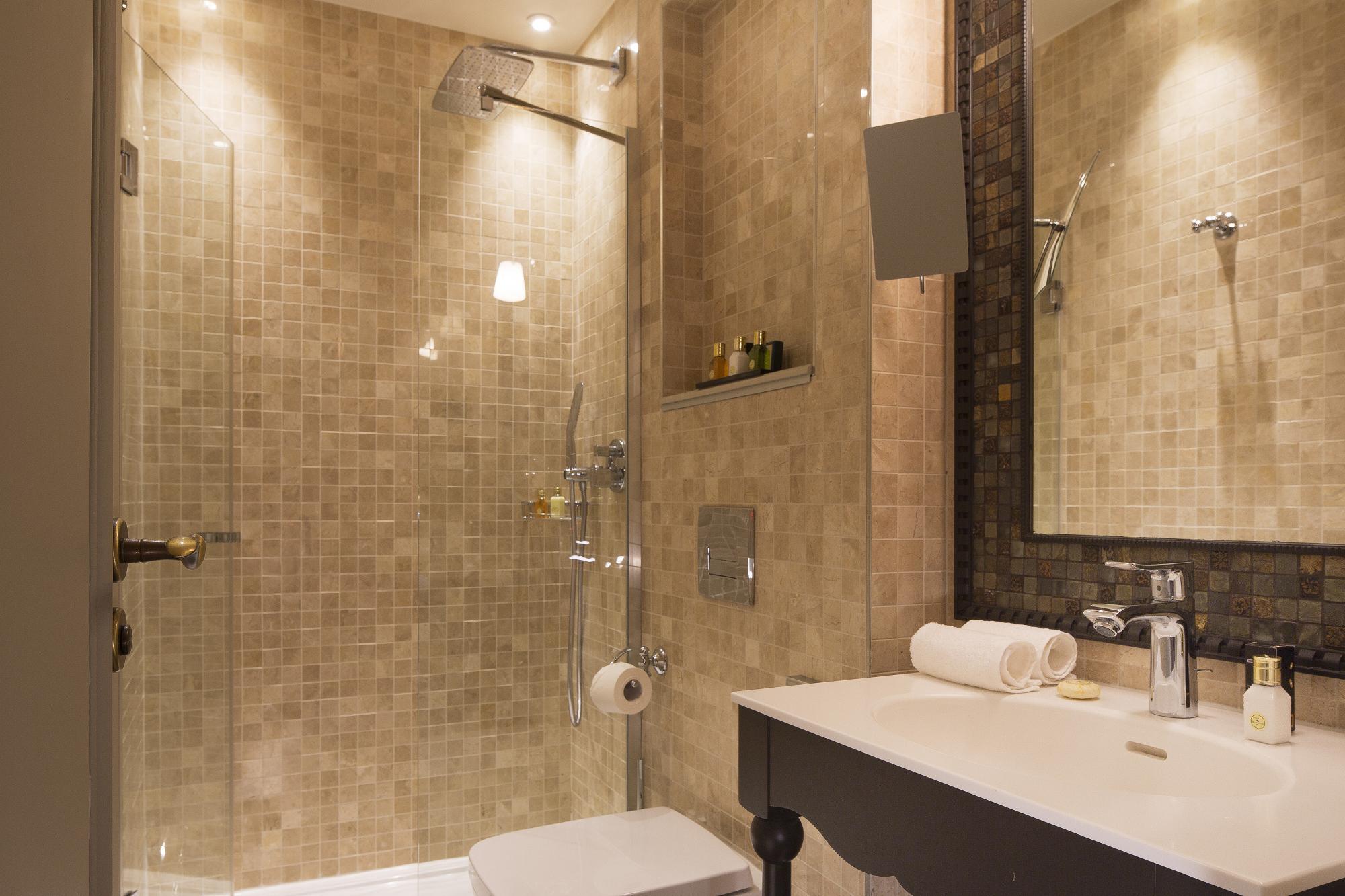 Hotel Da Vinci Paris - Mona Lisa Bathroom Shower