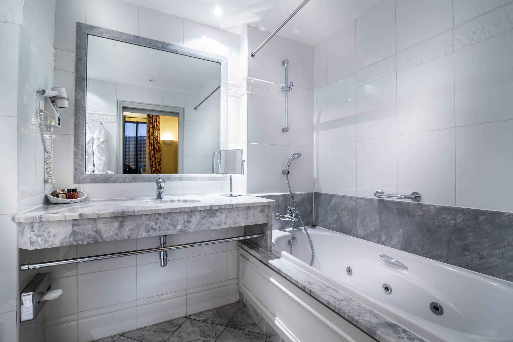 Hotel Le Lavoisier Room Bathroom