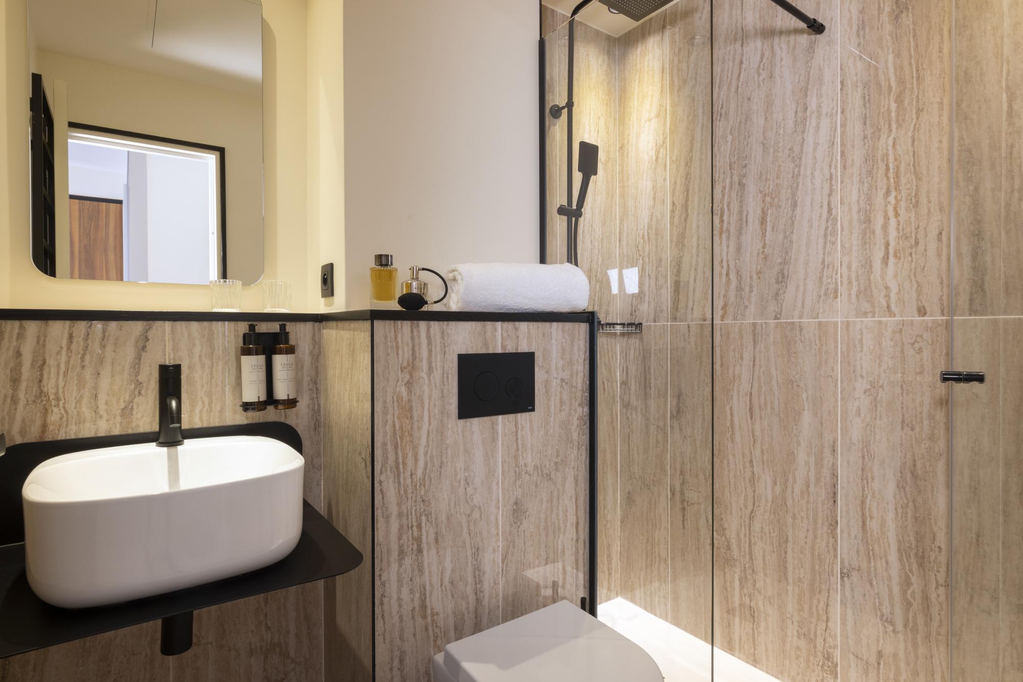 Hotel Toujours Deluxe Room Bathroom