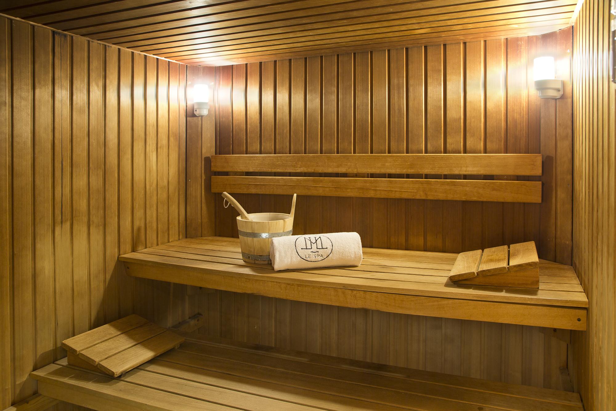 Profitez de la chaleur du sauna de notre espace Spa d'exception