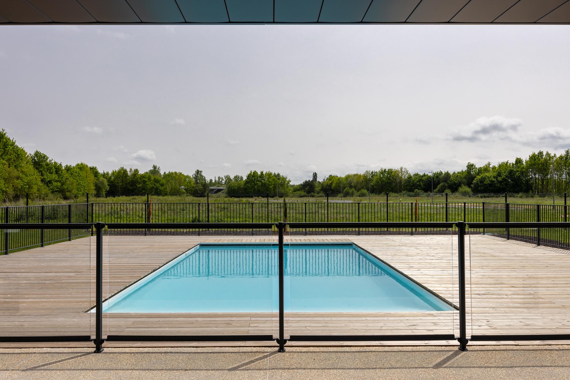 Le Relais des Deux Mers | Services | Heated outdoor pool