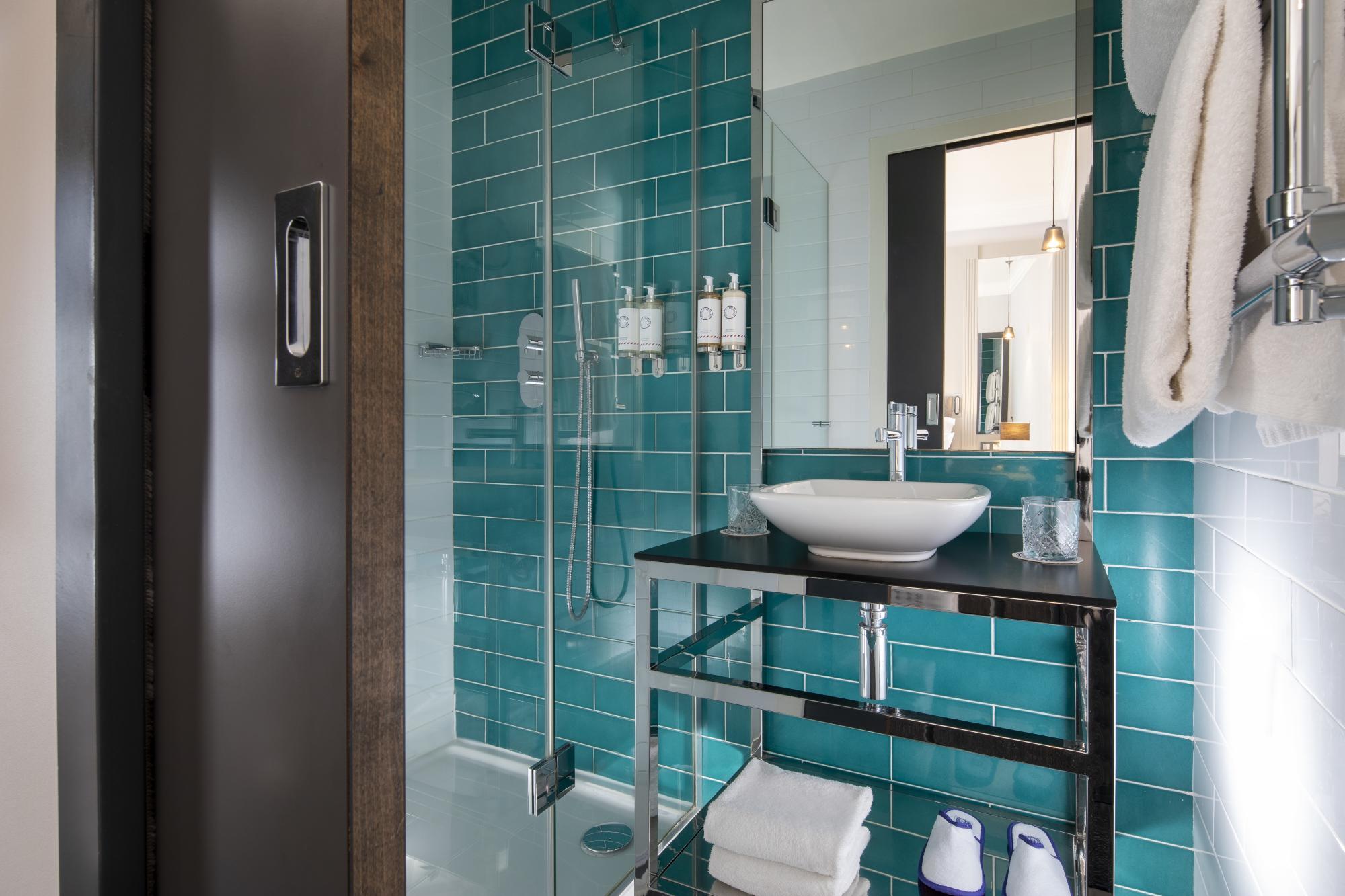 Hotel Les Matins de Paris Classic Room Bathroom