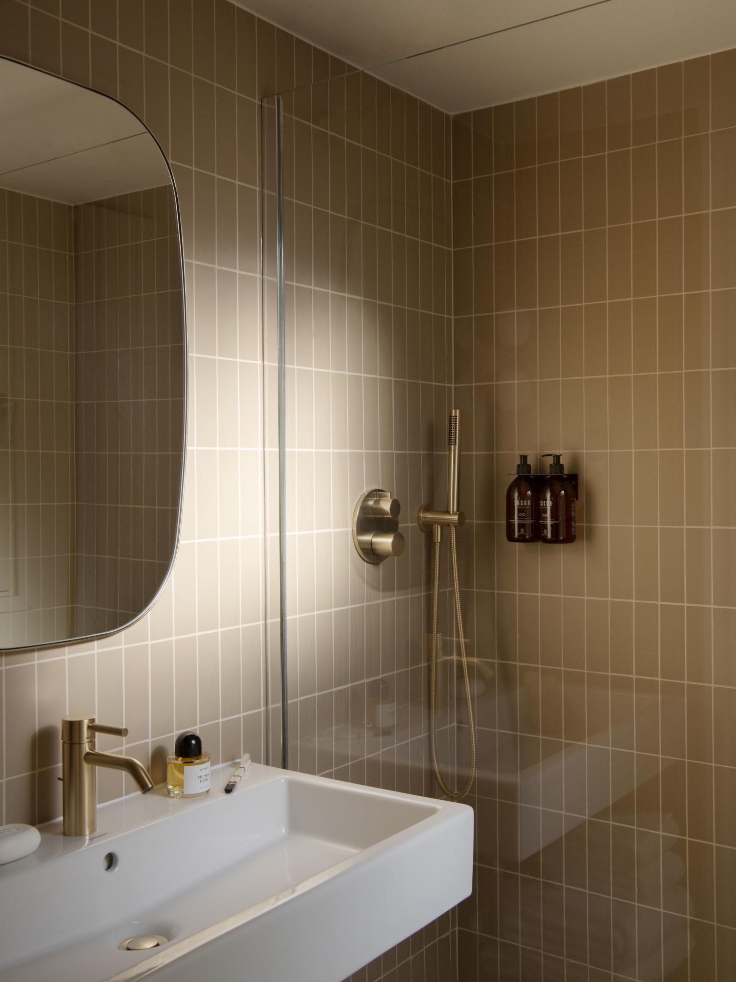 Nuage Paris 8 | Salle de bain-douche chambre supérieure 