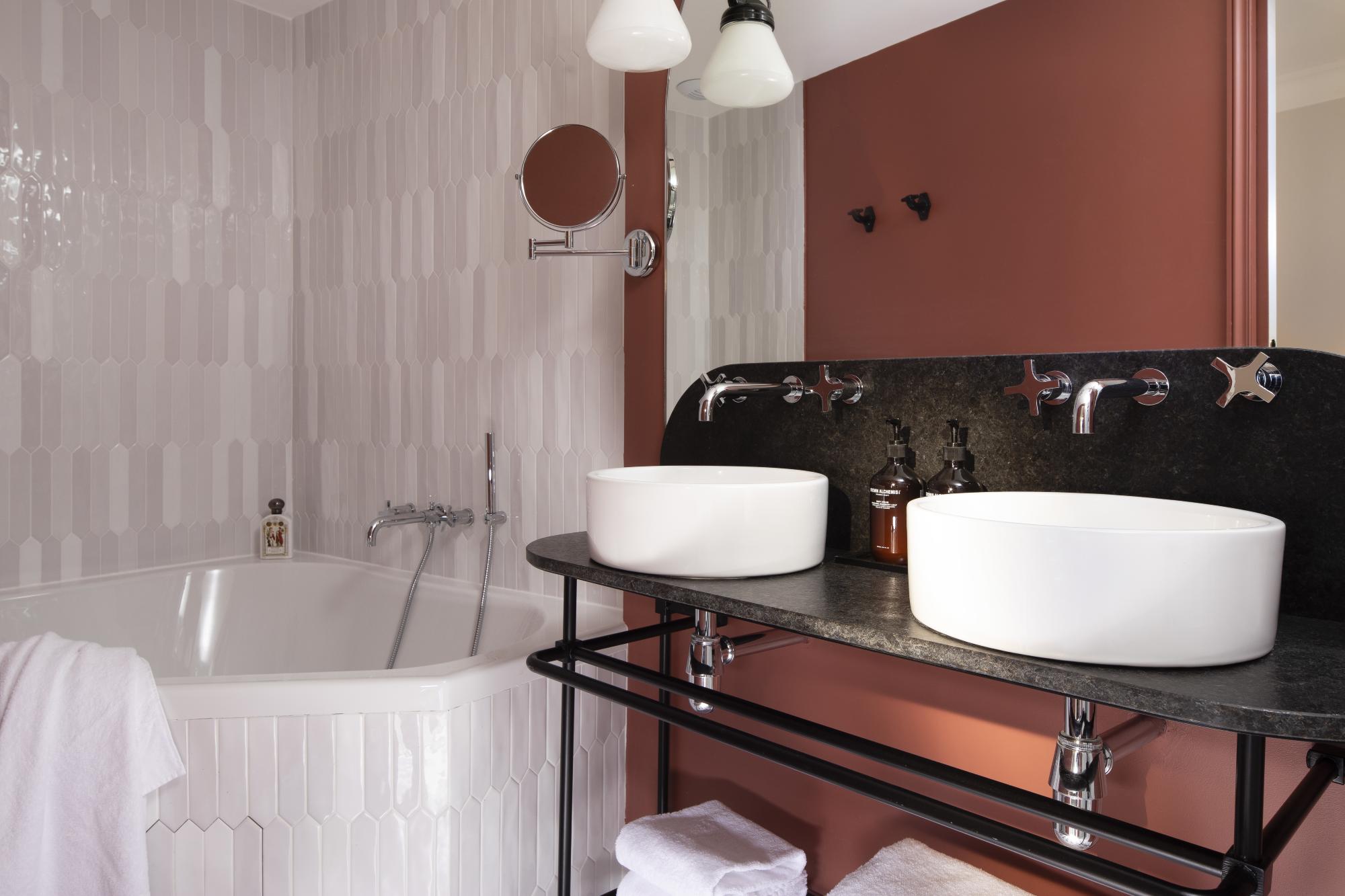Hotel Paris Opera, executive suite with shower and corner bathtubb