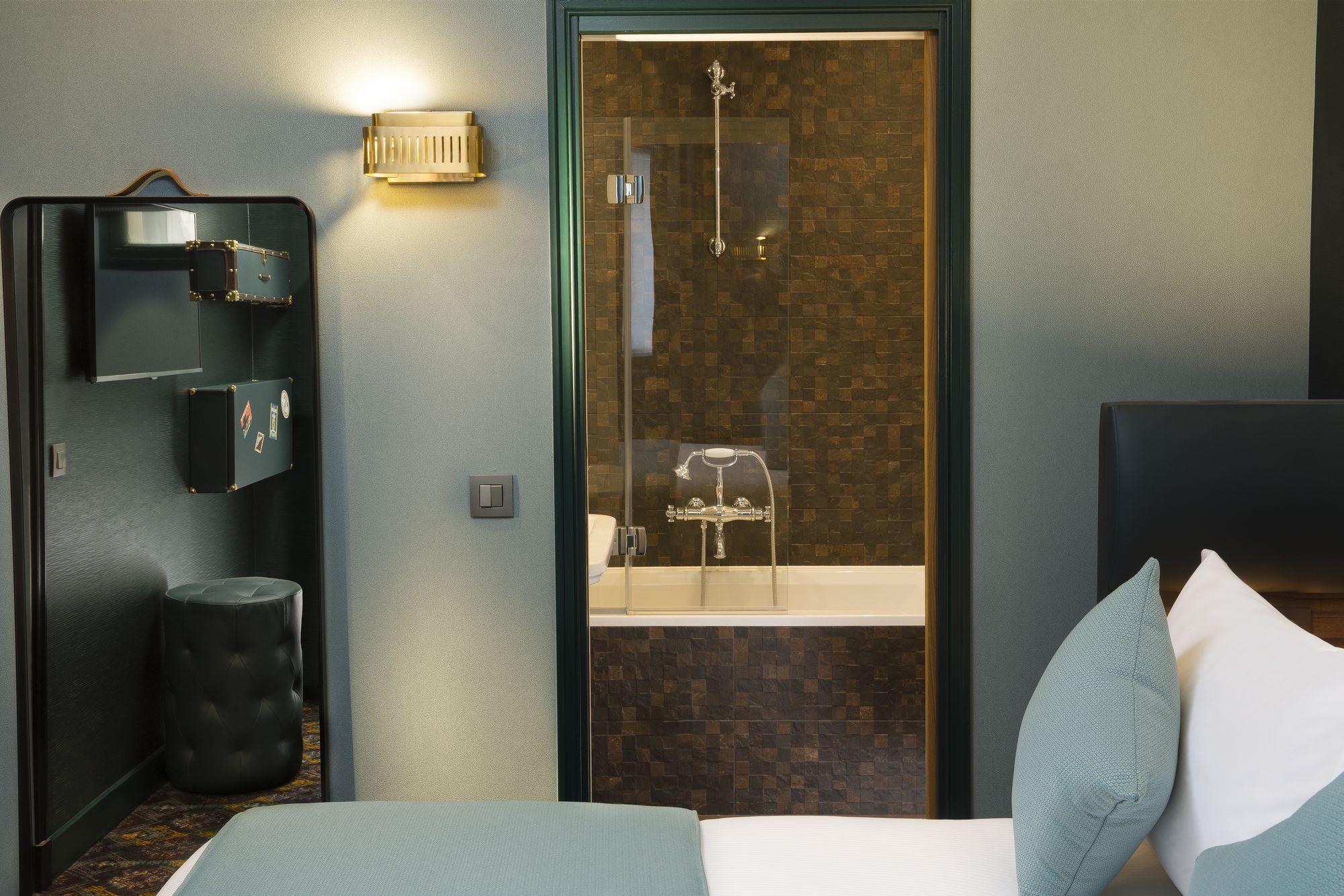 Hotel Whistler - Twin Room Bathroom