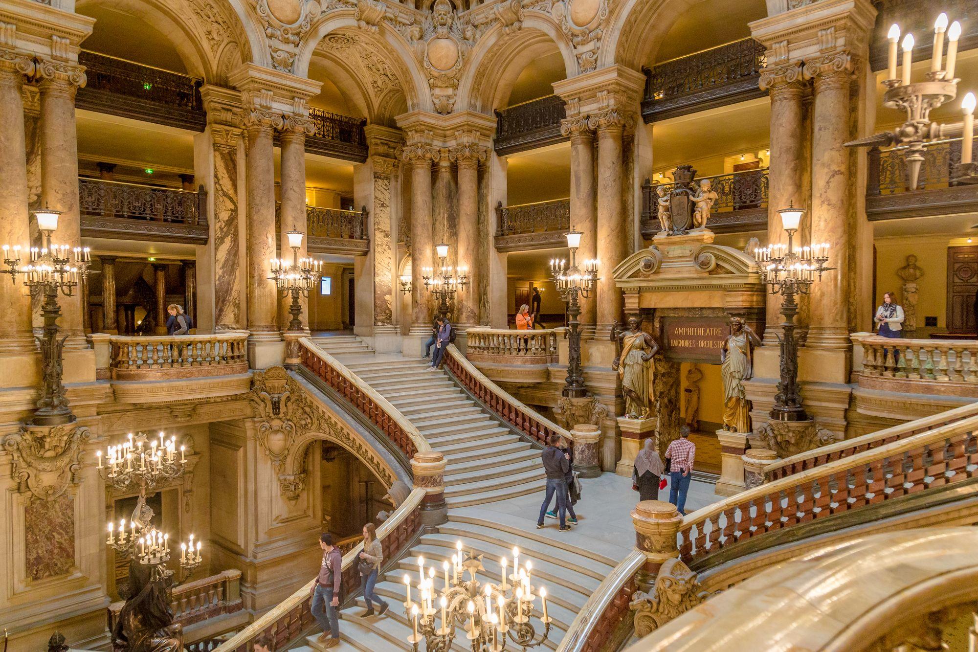 L'escalier majestueux de l'Opéra Garnier a accueilli des foules d'amateurs de théatre, concerts, de ballets et de bals