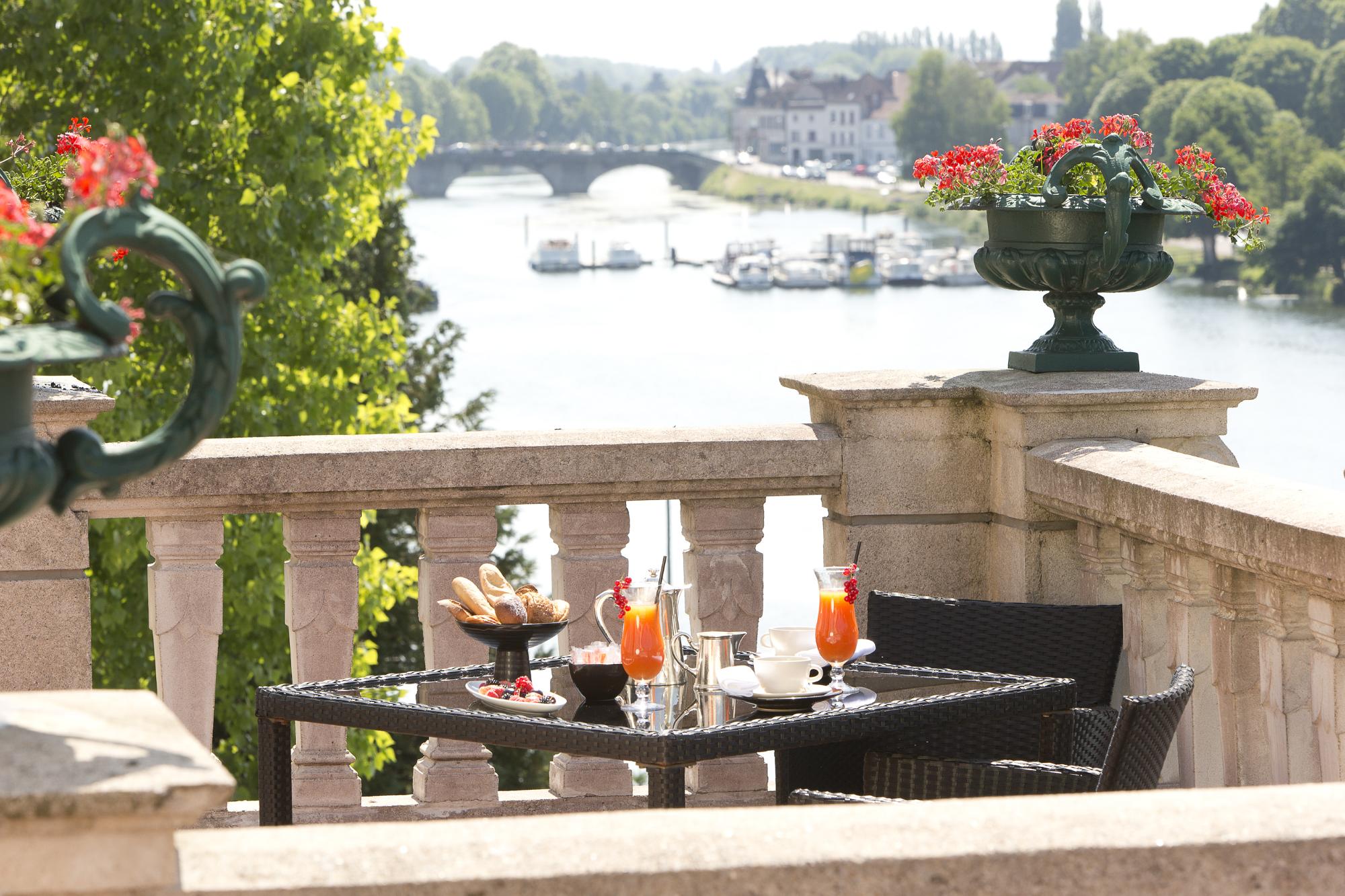 Petits déjeuners gourmands en terrasse avec vue imprenable sur l'Yonne et le port de Joigny