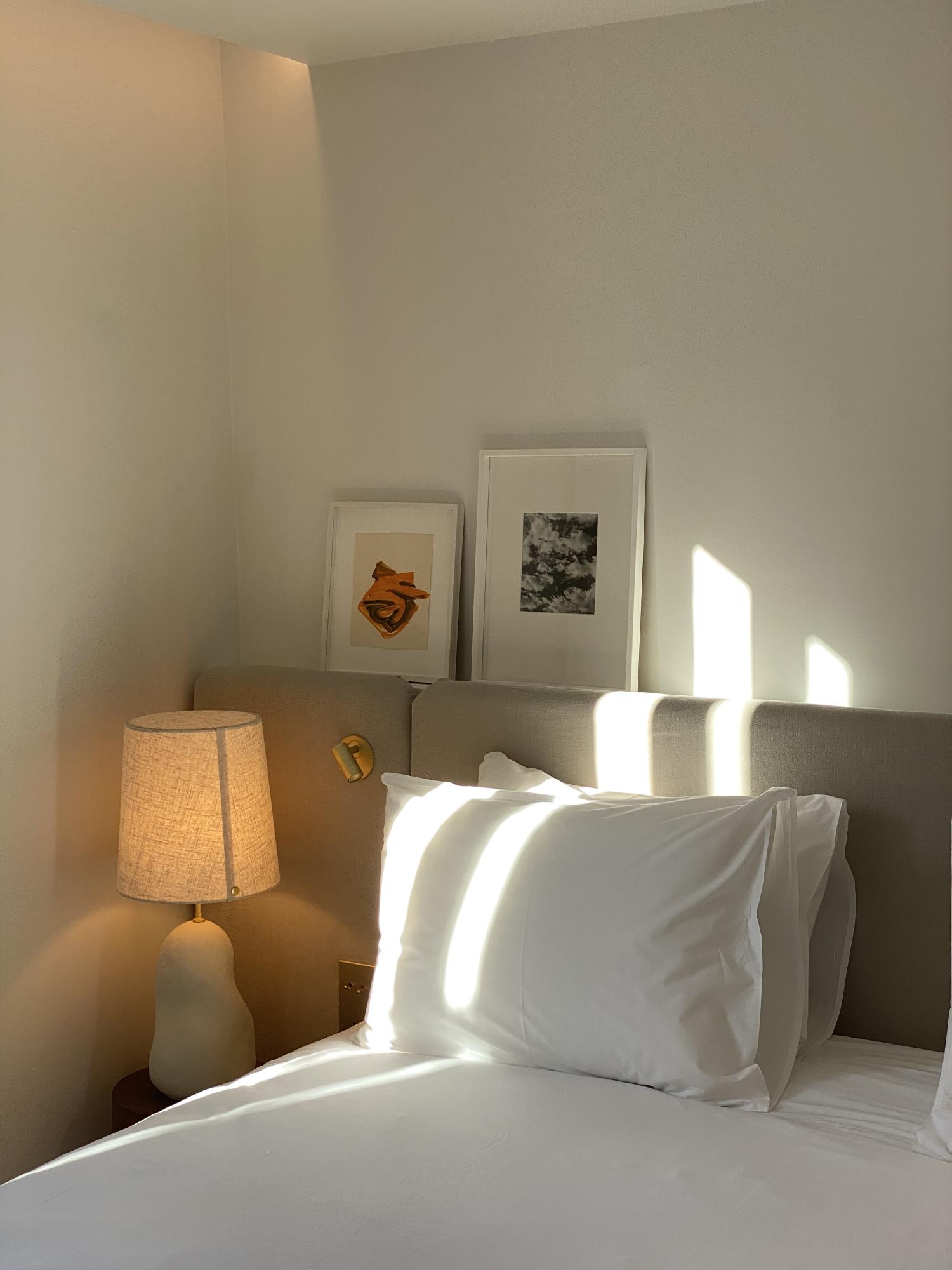 Hôtel Nuage Paris | Luminaires lit chambre Deluxe balcon